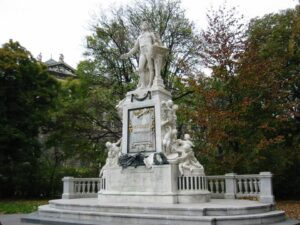 モーツァルトとは？どんな音楽家だったか、有名な曲に迫る